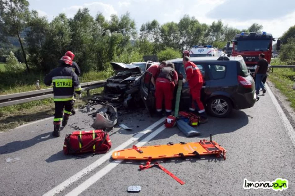 3 osoby ranne w wypadku 4 samochodów - zdjęcia i film - zdjęcie 3