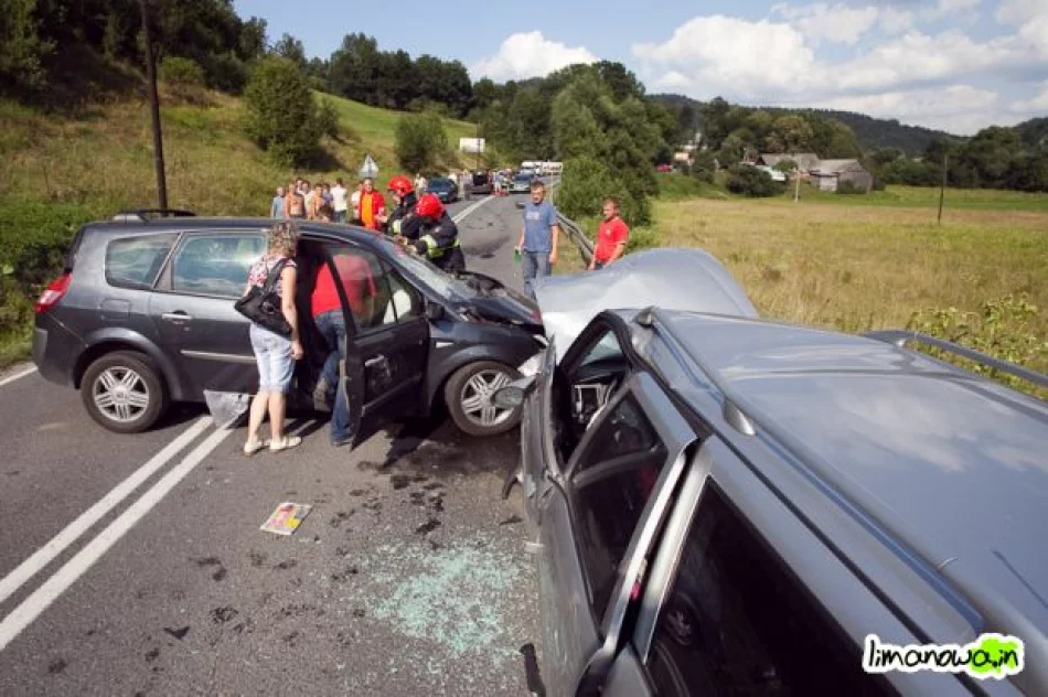 3 osoby ranne w wypadku 4 samochodów - zdjęcia i film - zdjęcie 10