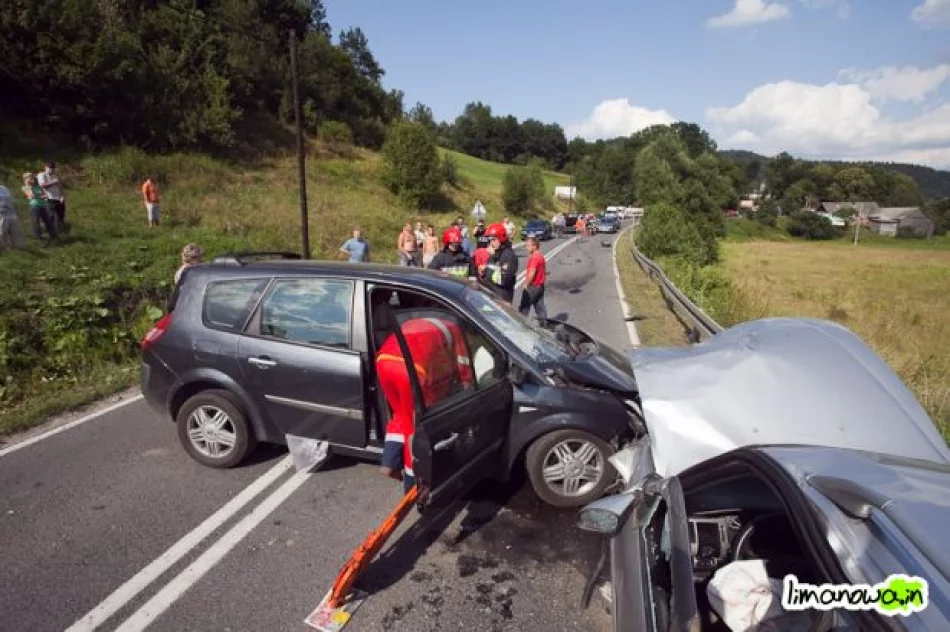 3 osoby ranne w wypadku 4 samochodów - zdjęcia i film - zdjęcie 12