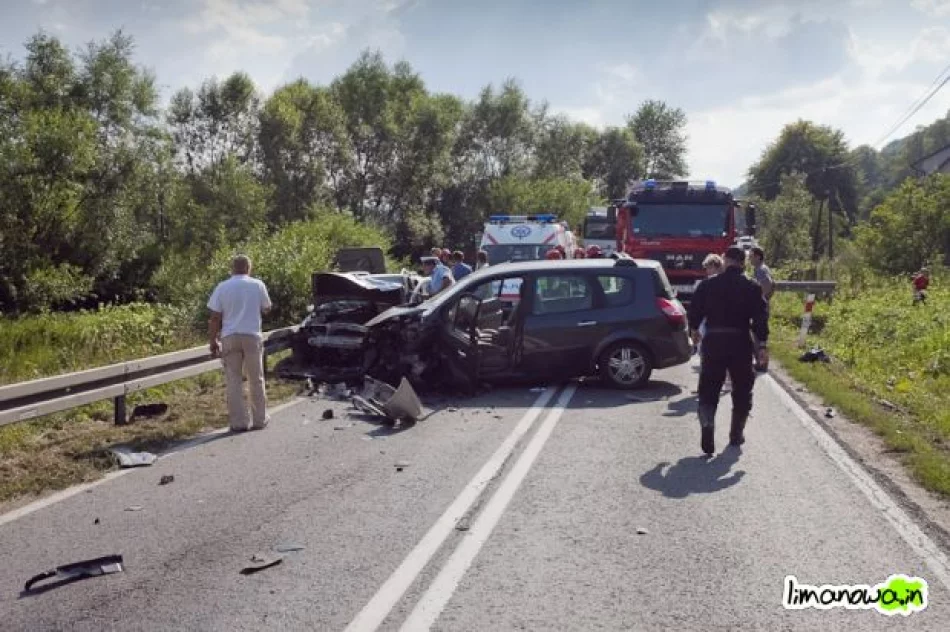 3 osoby ranne w wypadku 4 samochodów - zdjęcia i film - zdjęcie 19