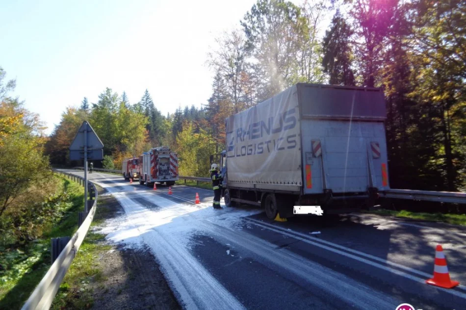 Spłonęła komora silnika i kabina ciężarówki - zdjęcie 3