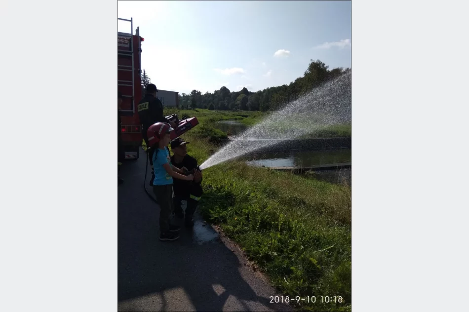 Strażacy z wizytą u przedszkolaków - zdjęcie 2