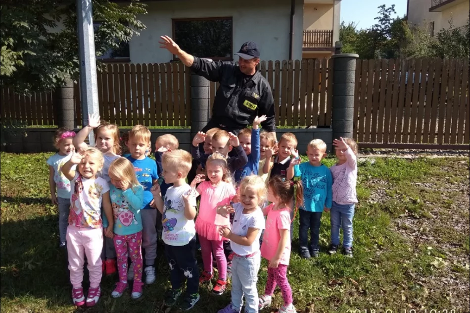 Strażacy z wizytą u przedszkolaków - zdjęcie 3