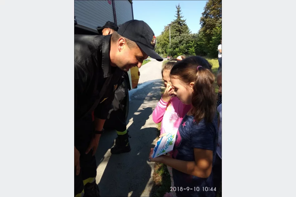 Strażacy z wizytą u przedszkolaków - zdjęcie 4