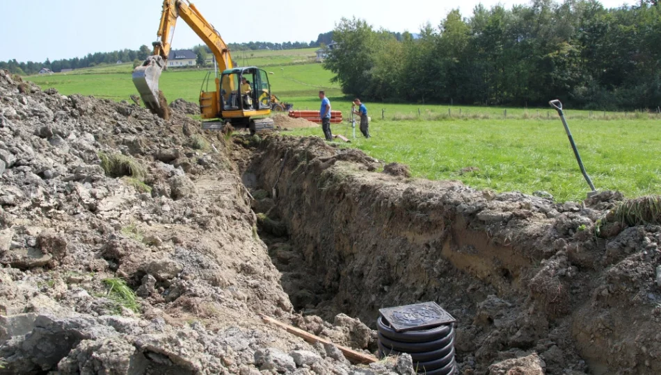 Budowa sieci kanalizacyjnej w kolejnej części gminy - zdjęcie 1