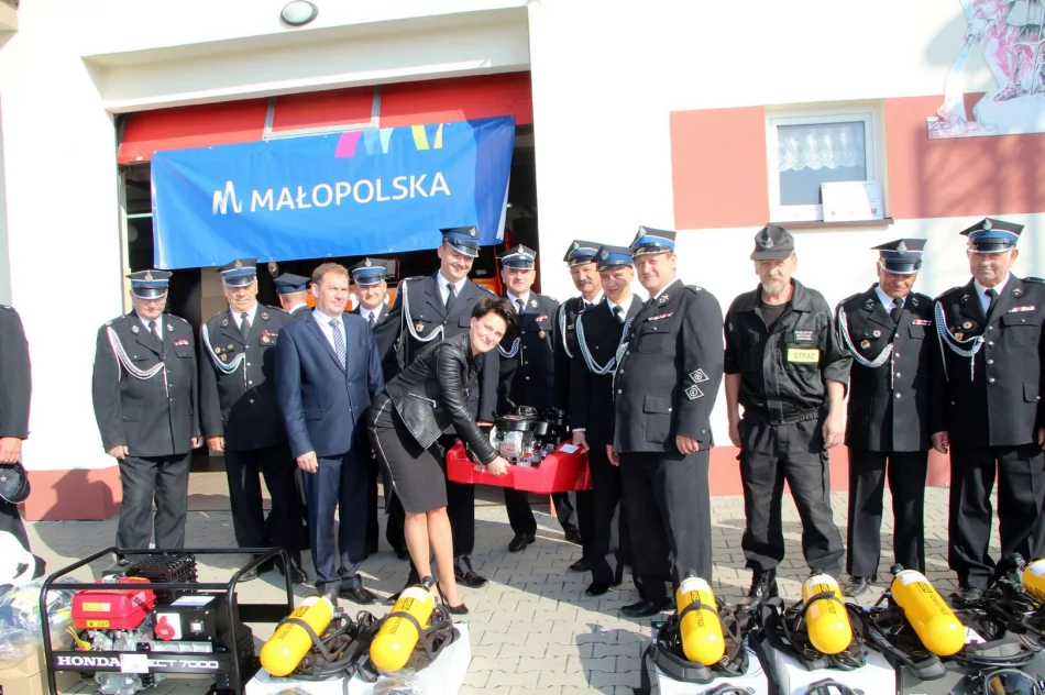 Strażacy-ochotnicy otrzymali sprzęt - zdjęcie 2