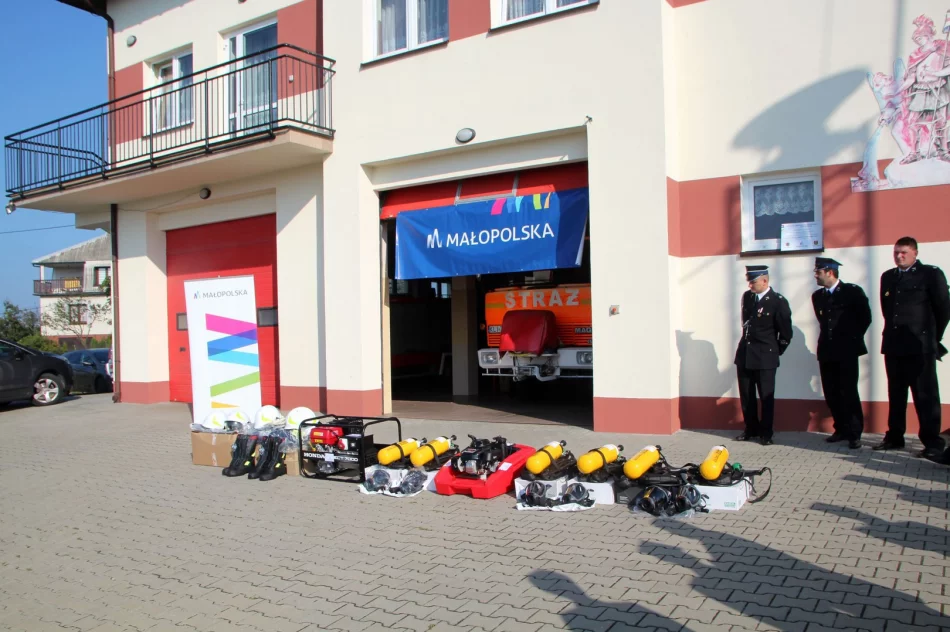 Strażacy-ochotnicy otrzymali sprzęt - zdjęcie 4
