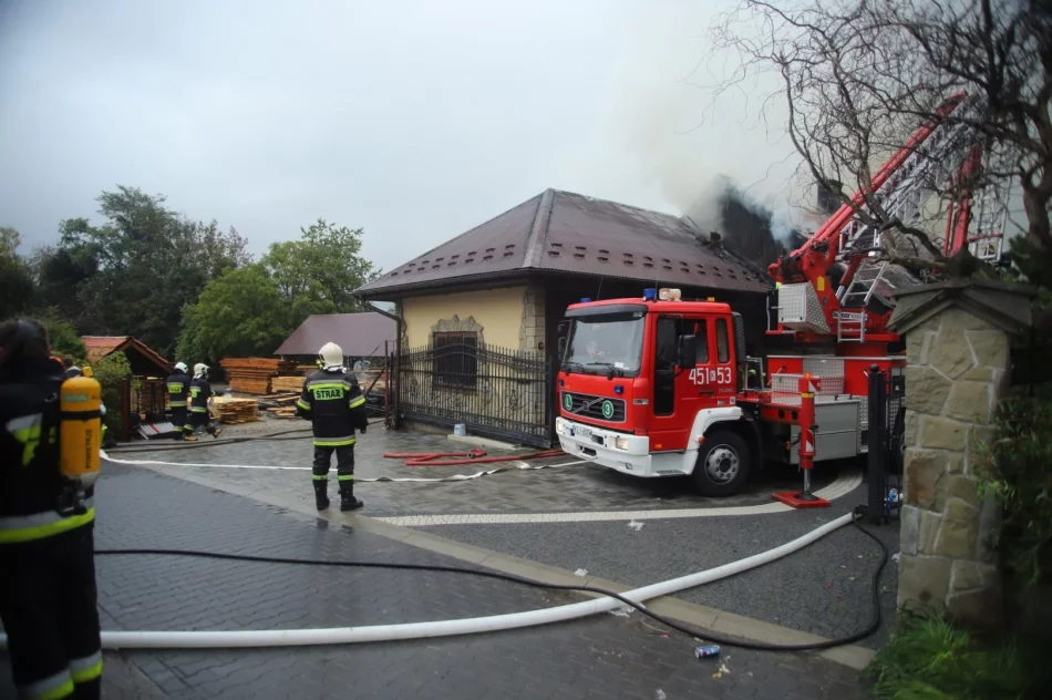 Pożar stolarni, ogniem zagrożony dom - zdjęcie 3