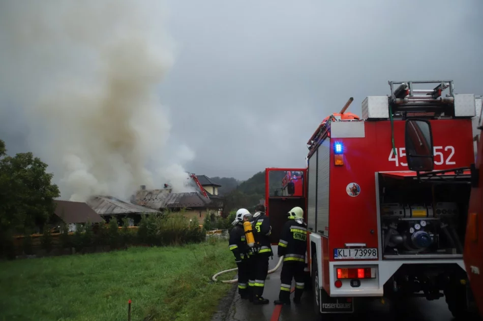 Pożar stolarni, ogniem zagrożony dom - zdjęcie 4