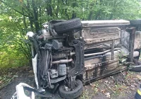 Wtargnięcie, dachowanie i zderzenie z przystankiem - zdjęcie główne