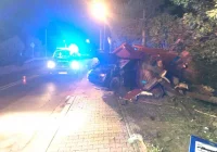 Samochód uderzył w przystanek, potem w ogrodzenie. 18-latkowi zatrzymano prawo jazdy - zdjęcie główne