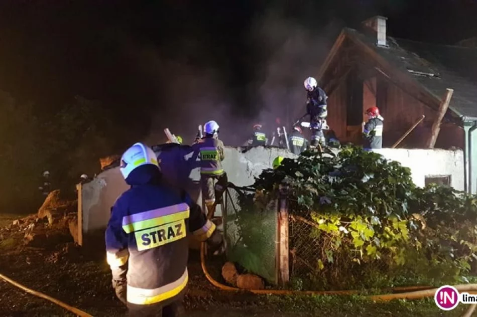 Nocny pożar budynku - zdjęcie 3