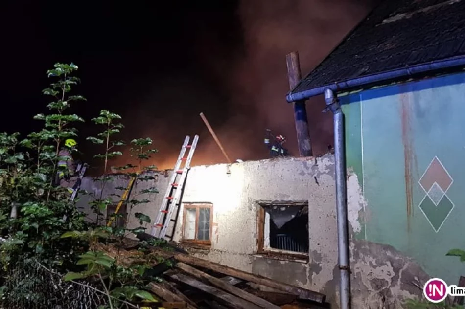 Nocny pożar budynku - zdjęcie 4