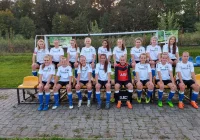 Piłkarska drużyna dziewcząt gromi w rozgrywkach ligowych - zdjęcie główne