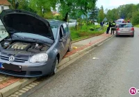 Volkswagen na łuku wypadł z drogi i potrącił 40-latkę na chodniku - zdjęcie główne