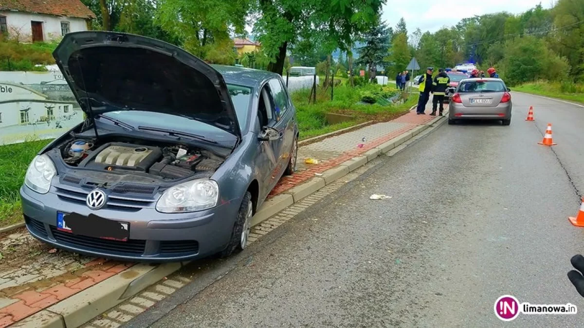 Volkswagen na łuku wypadł z drogi i potrącił 40-latkę na chodniku