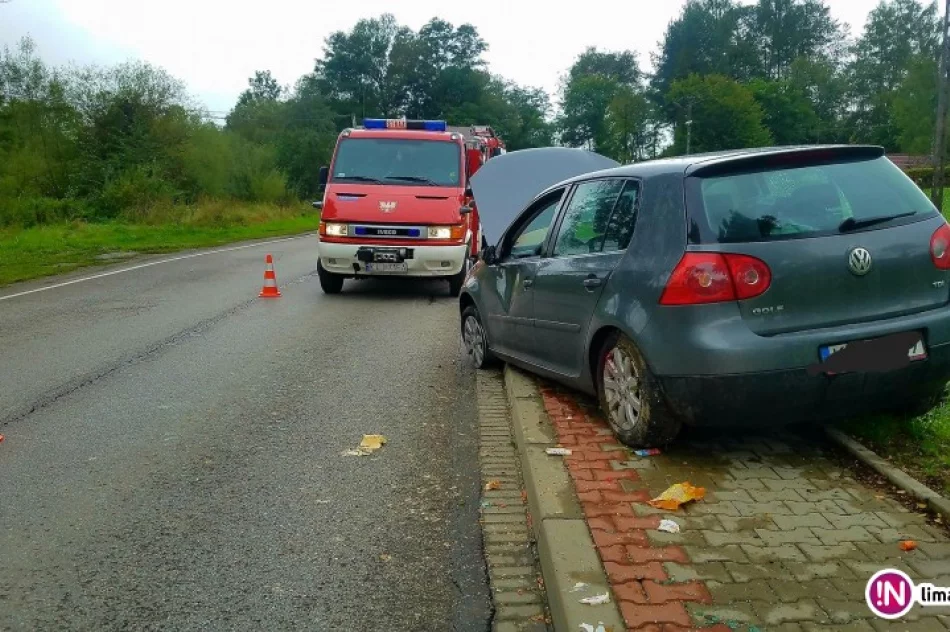 Volkswagen na łuku wypadł z drogi i potrącił 40-latkę na chodniku - zdjęcie 2