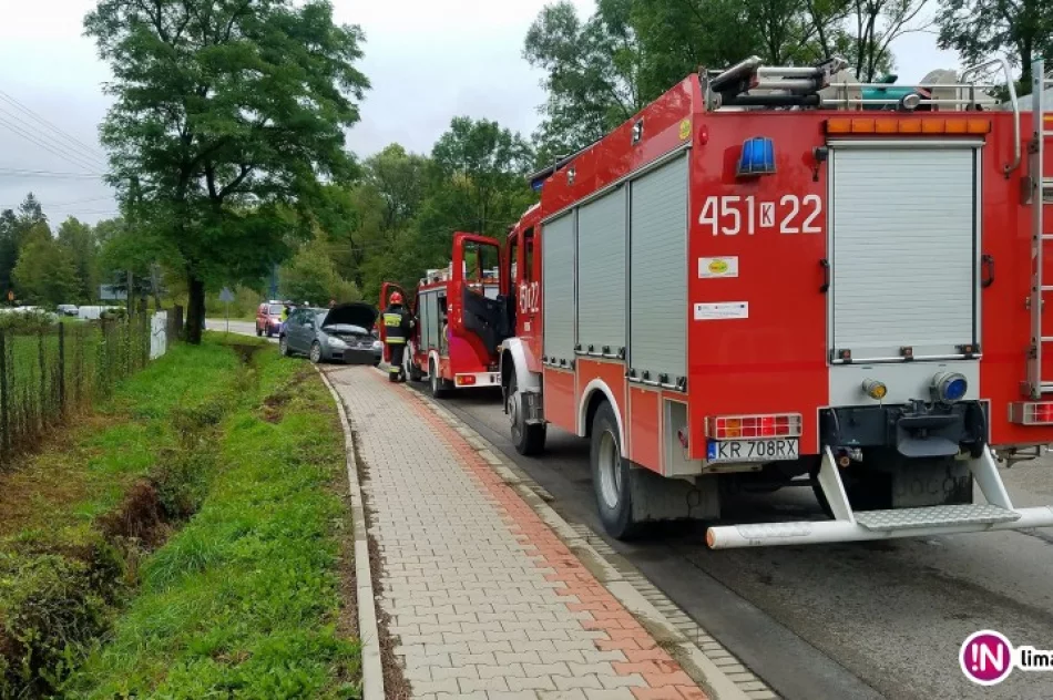 Volkswagen na łuku wypadł z drogi i potrącił 40-latkę na chodniku - zdjęcie 3