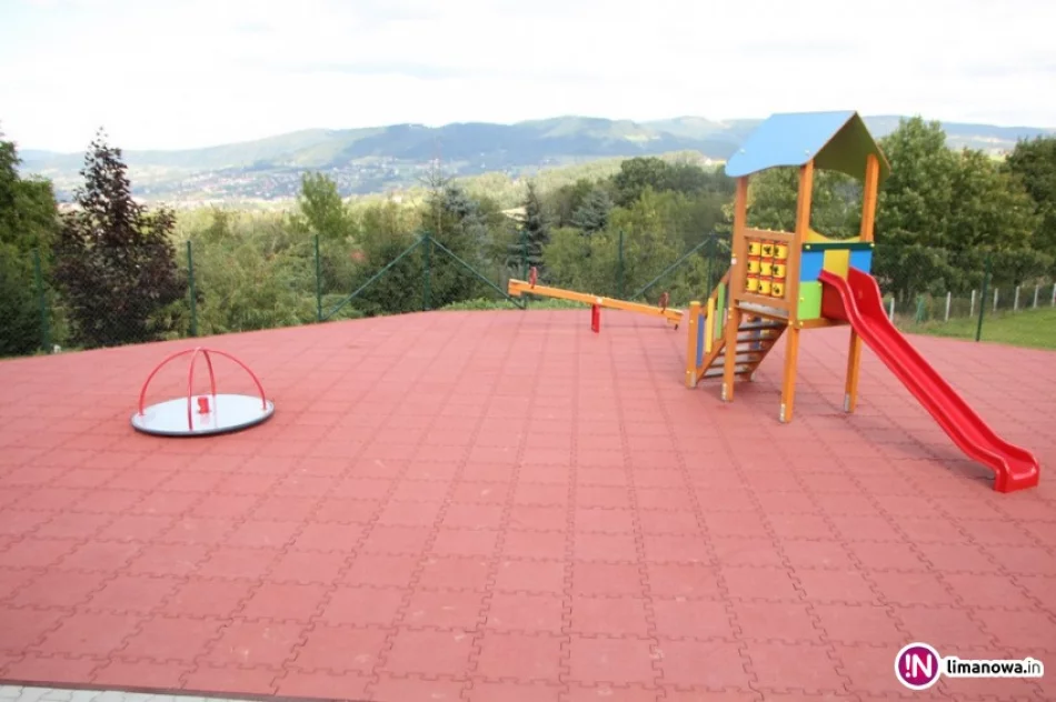 Powstał plac zabaw z siłownią zewnętrzną i altaną - zdjęcie 2