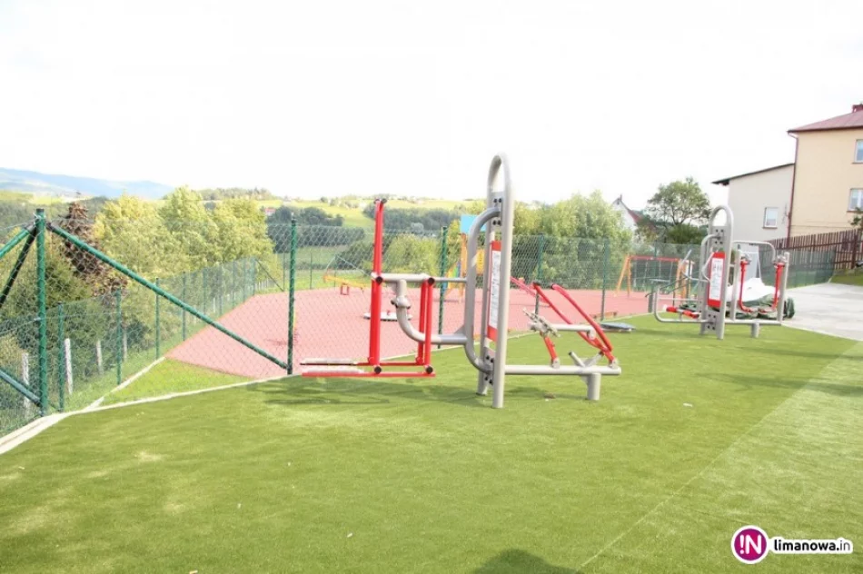 Powstał plac zabaw z siłownią zewnętrzną i altaną - zdjęcie 3