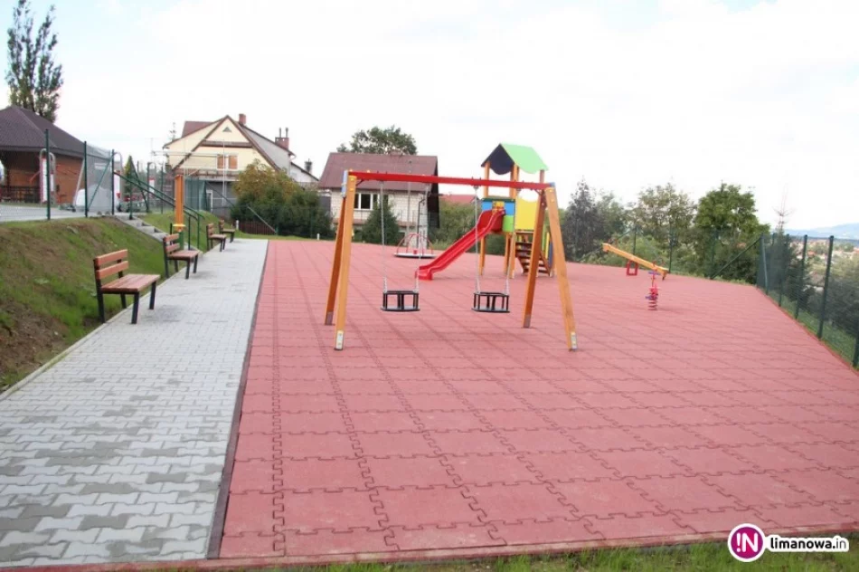 Powstał plac zabaw z siłownią zewnętrzną i altaną - zdjęcie 4