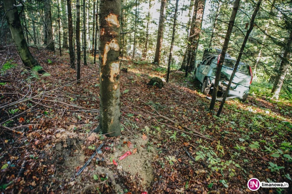 Fiat wypadł z drogi i wjechał do lasu. Dwie osoby trafiły do szpitala - zdjęcie 3