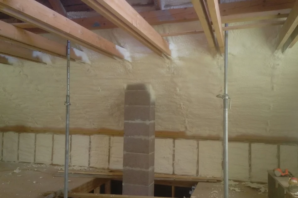 Cieplejszy dom zimą - docieplanie pianą poddaszy i skosów betonowych - zdjęcie 2