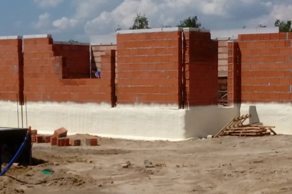 Cieplejszy dom zimą - docieplanie pianą poddaszy i skosów betonowych - zdjęcie 3