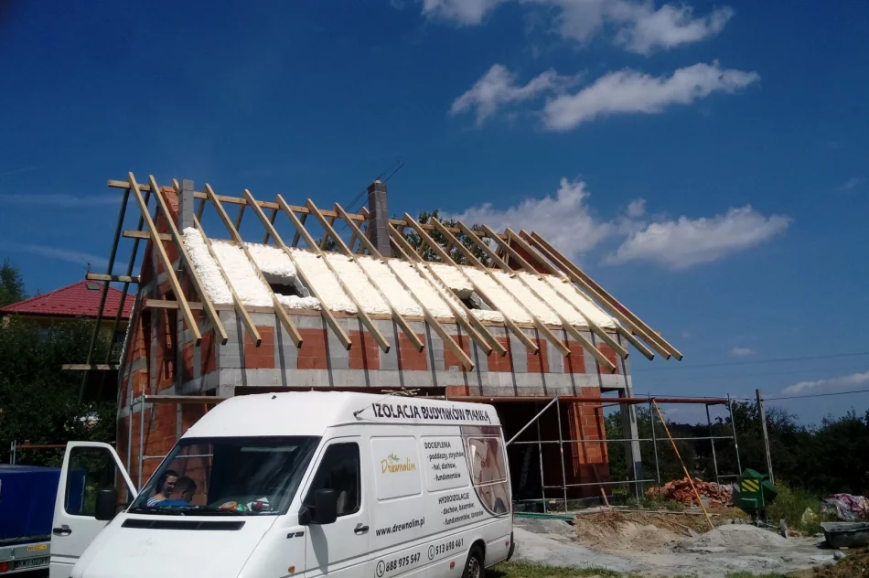 Cieplejszy dom zimą - docieplanie pianą poddaszy i skosów betonowych - zdjęcie 5