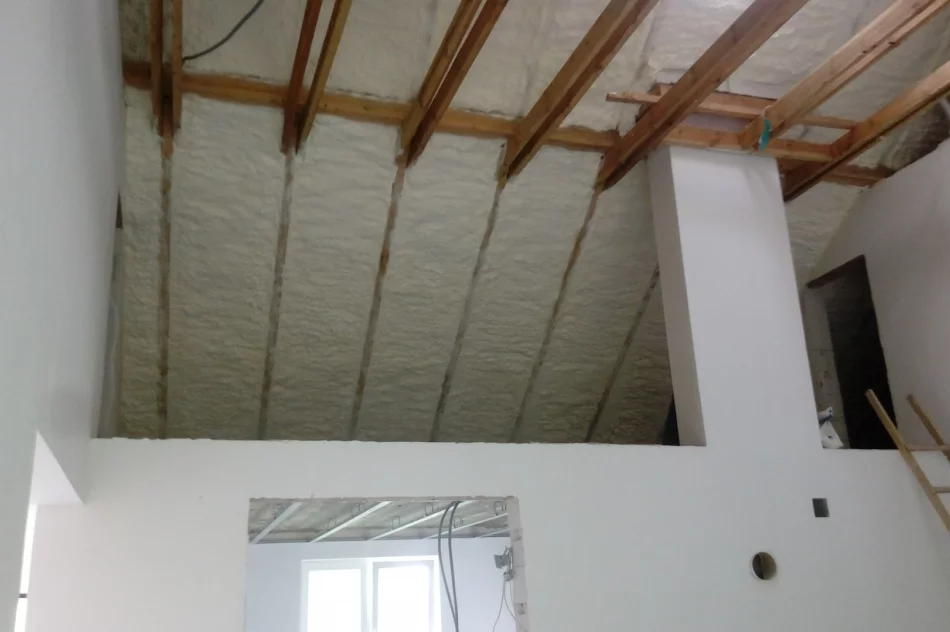 Cieplejszy dom zimą - docieplanie pianą poddaszy i skosów betonowych - zdjęcie 6