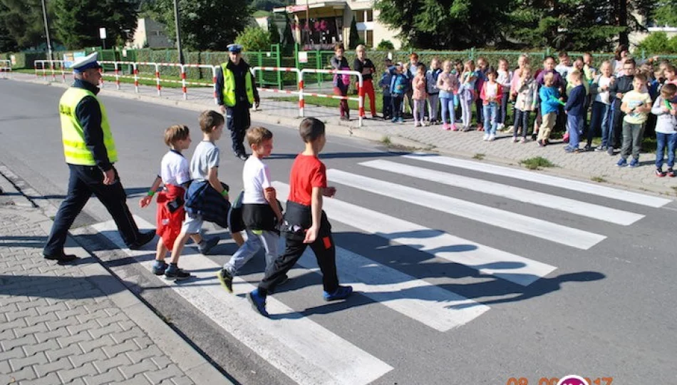 Policjanci przeprowadzili 60 spotkań z dziećmi, patrolowali też rejony szkół - zdjęcie 1