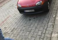 Problem z parkowaniem - jeden samochód często zajmuje dwa miejsca - zdjęcie główne