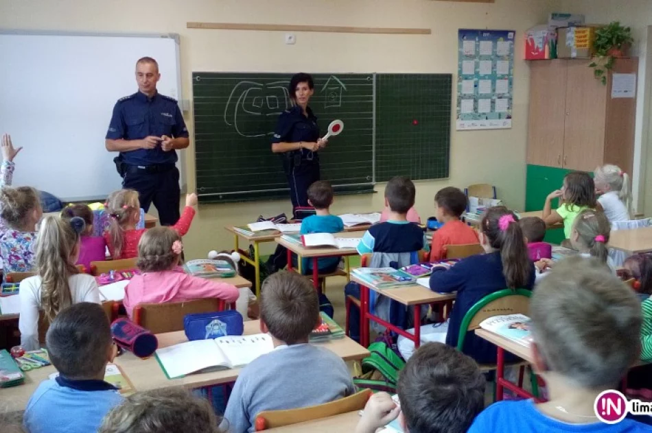 Policjanci przeprowadzili 60 spotkań z dziećmi, patrolowali też rejony szkół - zdjęcie 4