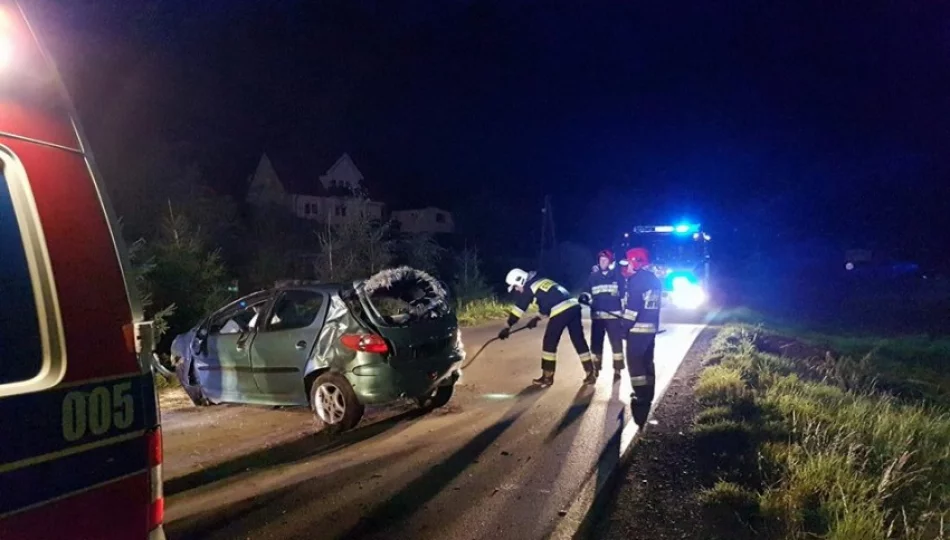 Dachowanie Peugeota. Wyglądało groźnie, na szczęście 22-latce nic się nie stało - zdjęcie 1