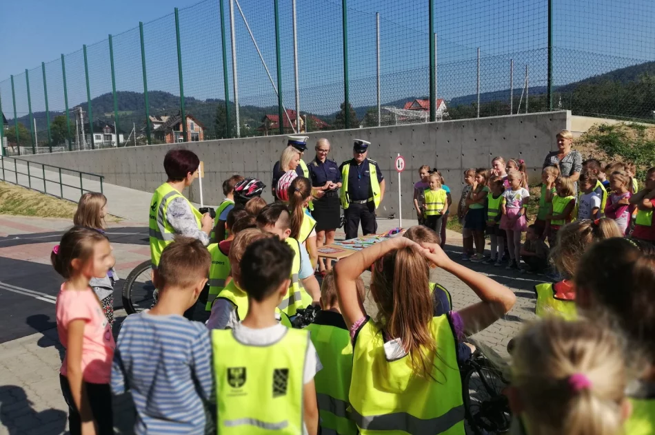 „Miasteczko rowerowe” - plenerowa zabawa z walorem edukacyjnym w SP Mordarka  - zdjęcie 2