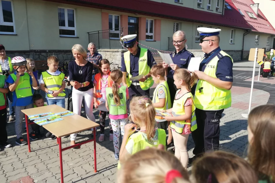 „Miasteczko rowerowe” - plenerowa zabawa z walorem edukacyjnym w SP Mordarka  - zdjęcie 3