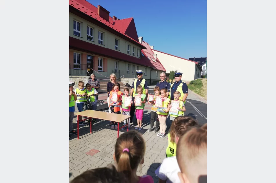 „Miasteczko rowerowe” - plenerowa zabawa z walorem edukacyjnym w SP Mordarka  - zdjęcie 5