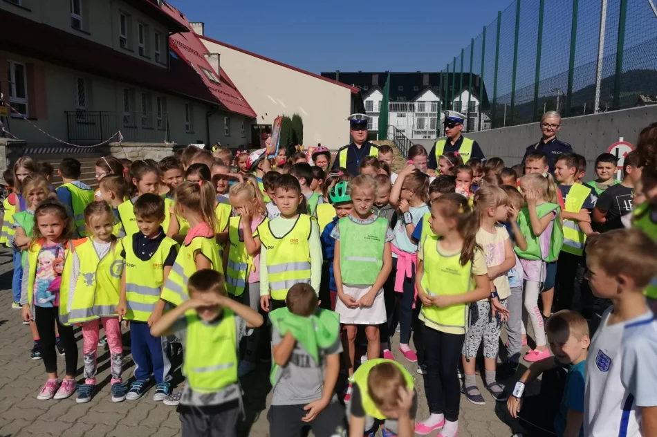 „Miasteczko rowerowe” - plenerowa zabawa z walorem edukacyjnym w SP Mordarka  - zdjęcie 6