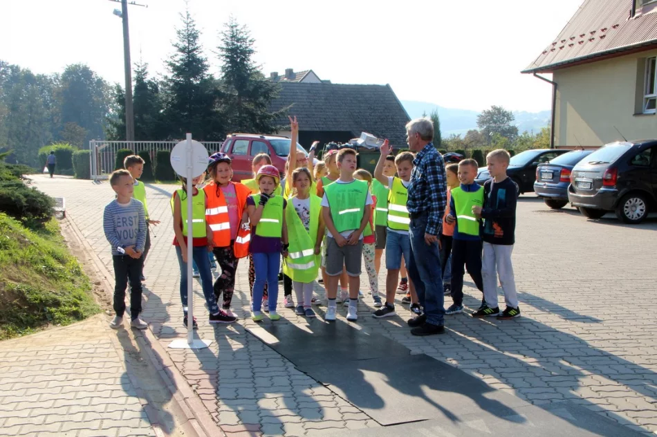 „Miasteczko rowerowe” - plenerowa zabawa z walorem edukacyjnym w SP Mordarka  - zdjęcie 8