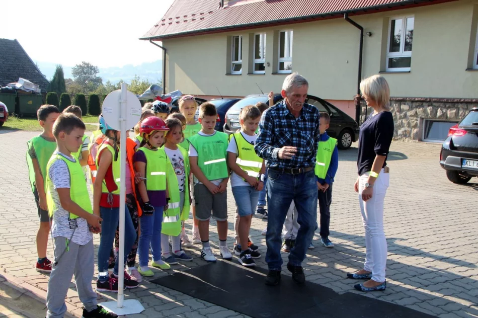 „Miasteczko rowerowe” - plenerowa zabawa z walorem edukacyjnym w SP Mordarka  - zdjęcie 9