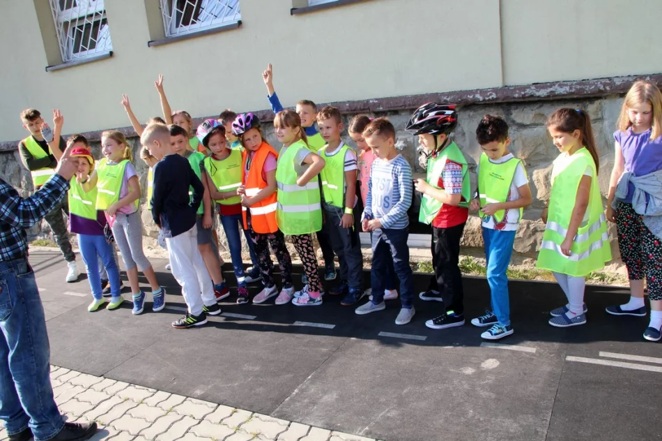 „Miasteczko rowerowe” - plenerowa zabawa z walorem edukacyjnym w SP Mordarka  - zdjęcie 10