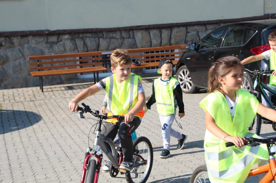 „Miasteczko rowerowe” - plenerowa zabawa z walorem edukacyjnym w SP Mordarka  - zdjęcie 11