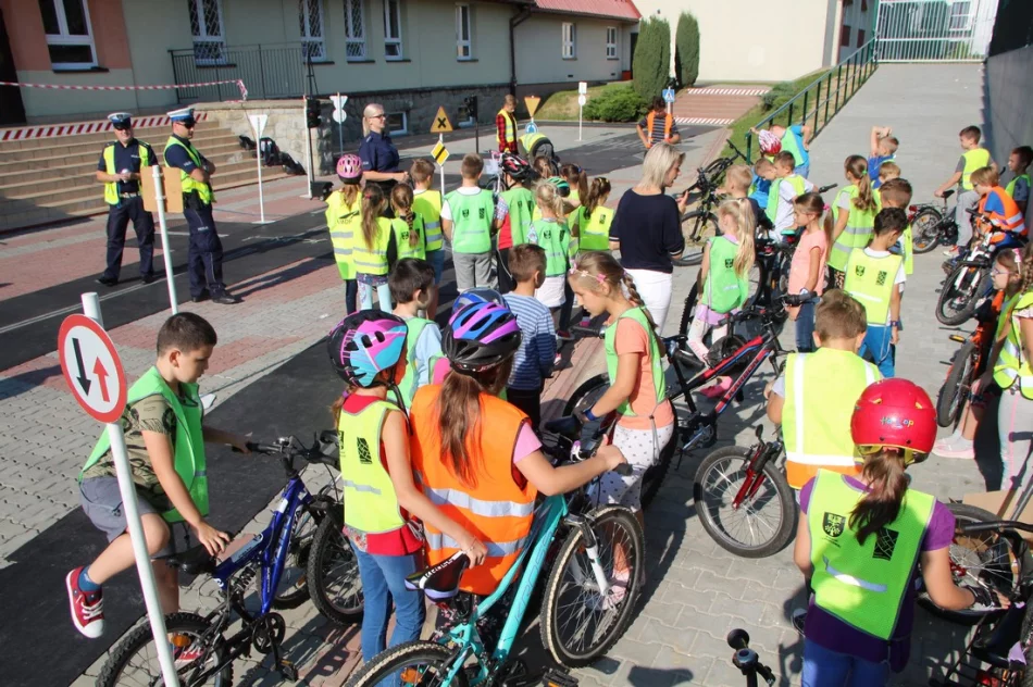 „Miasteczko rowerowe” - plenerowa zabawa z walorem edukacyjnym w SP Mordarka  - zdjęcie 12