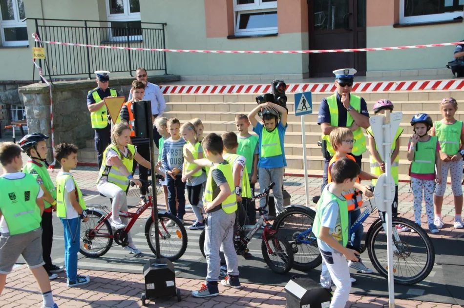 „Miasteczko rowerowe” - plenerowa zabawa z walorem edukacyjnym w SP Mordarka  - zdjęcie 13