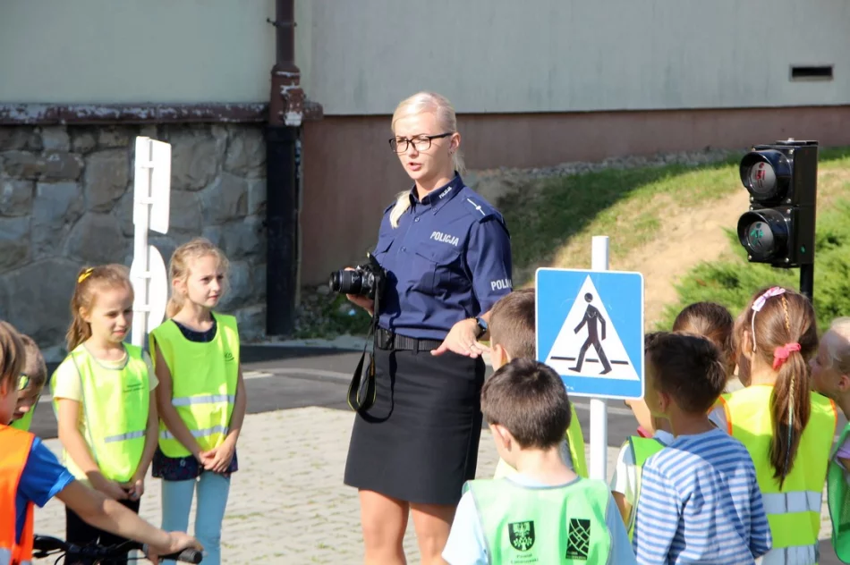 „Miasteczko rowerowe” - plenerowa zabawa z walorem edukacyjnym w SP Mordarka  - zdjęcie 15
