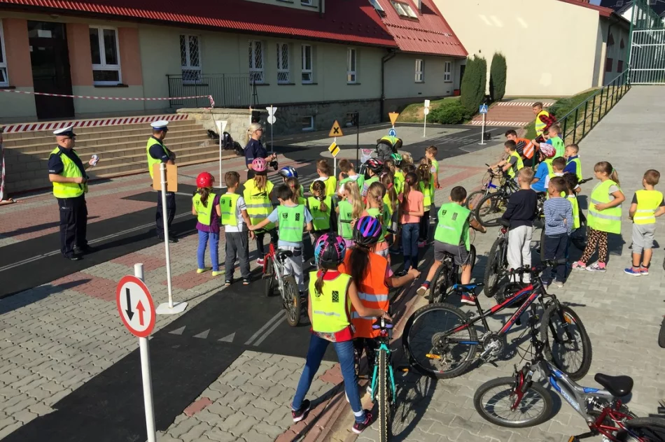 „Miasteczko rowerowe” - plenerowa zabawa z walorem edukacyjnym w SP Mordarka  - zdjęcie 16