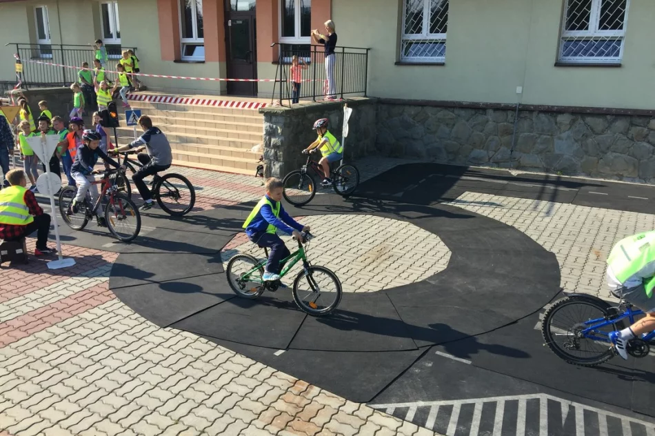„Miasteczko rowerowe” - plenerowa zabawa z walorem edukacyjnym w SP Mordarka  - zdjęcie 17