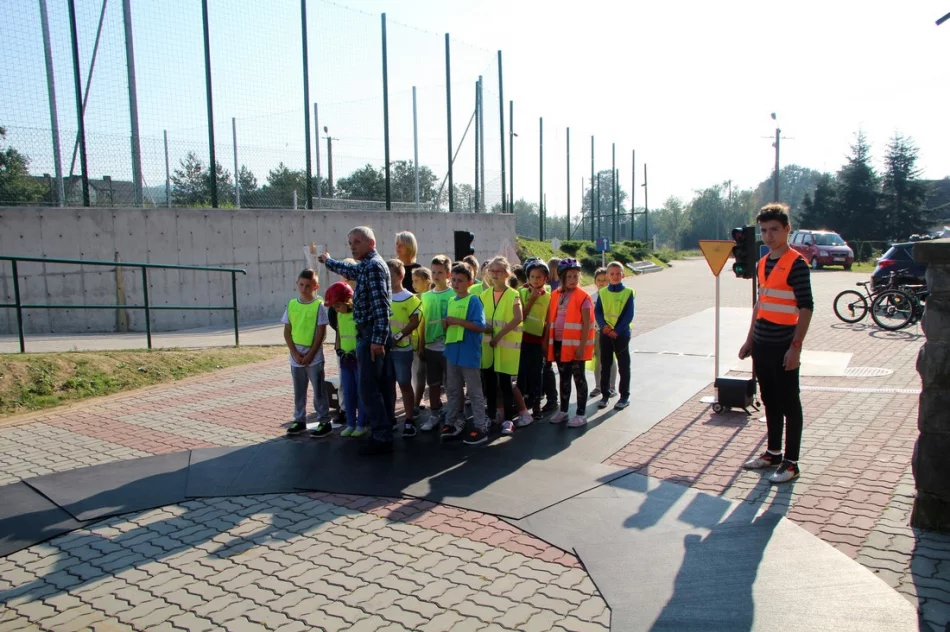 „Miasteczko rowerowe” - plenerowa zabawa z walorem edukacyjnym w SP Mordarka  - zdjęcie 18