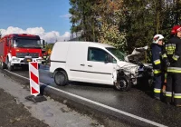 Czołowe zderzenie samochodów - zdjęcie główne