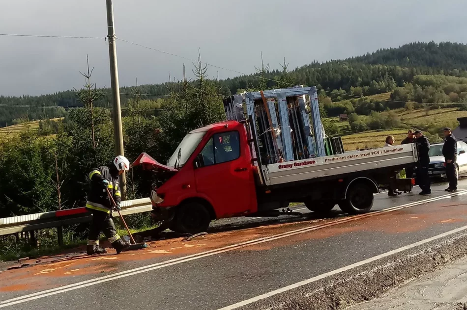 Czołowe zderzenie samochodów - zdjęcie 2